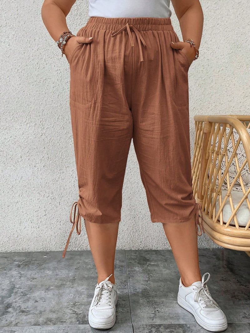 Calça feminina tipo capri com ajuste lateral Paola. Plus Size