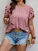 Blusa feminina com detalhes bordados e gola redonda Analia. Plus Size