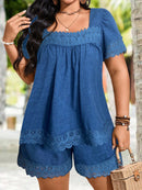 Conjunto feminino de blusa e bermuda com detalhes de renda Alida. Plus Size