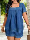 Conjunto feminino de blusa e bermuda com detalhes de renda Alida. Plus Size