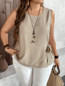 Blusa feminina sem mangas com laço lateral Nadia. Plus Size