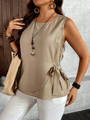 Blusa feminina sem mangas com laço lateral Nadia. Plus Size