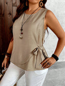 Blusa feminina sem mangas com laço lateral Nadia. Plus Size