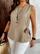 Blusa feminina sem mangas com laço lateral Nadia. Plus Size