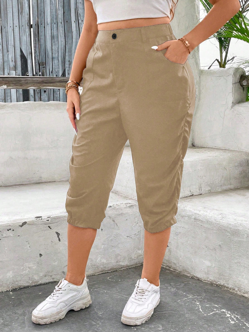 Calça feminina casual tipo capri com bolsos laterais Adela. Plus Size