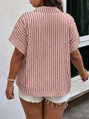 Camisa feminina casual listrada Karina. Plus Size