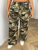 Calça feminina com estampa camuflada e bolsos laterais Eloaiza. Plus Size