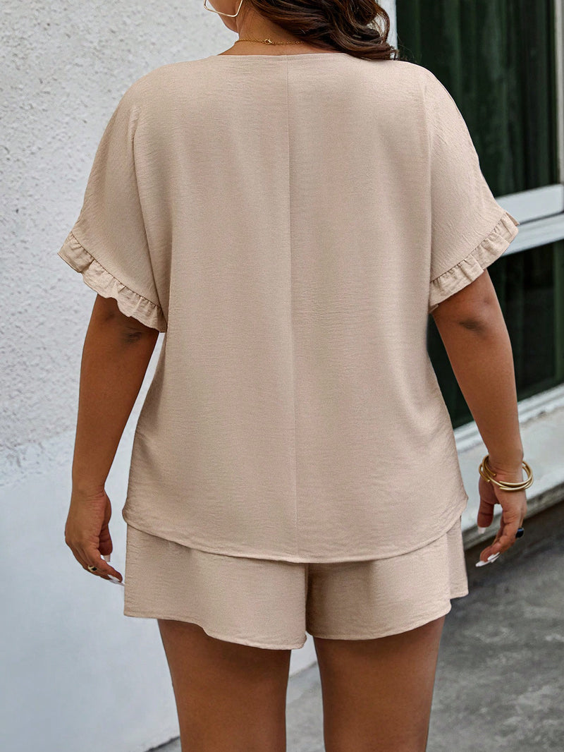 Conjunto feminino com detalhes de renda e falsos botões Lenny. Plus Size