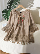 Camisa Feminina Bordada com Recorte de Renda - Dália. Plus Size