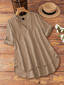 Blusa Feminina com Decote em V e Detalhe de Bainha Alta-Baixa - Vittoria. Plus Size