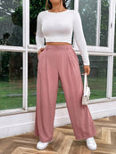 Calça feminina de cintura alta com pregas Iris. Plus Size