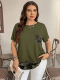 Camiseta Feminina com Decoro de Bolso em Contraste de Cor - Lívia. Plus Size