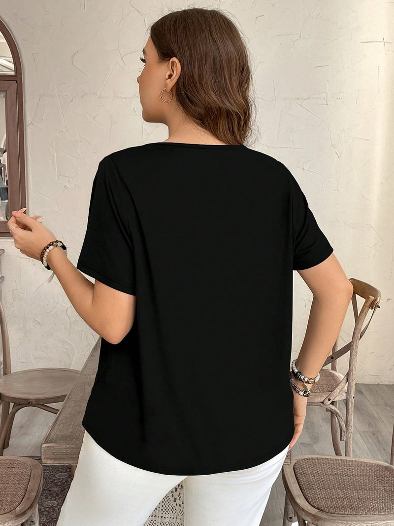 Camiseta Feminina com Decoro de Bolso em Contraste de Cor - Lívia. Plus Size