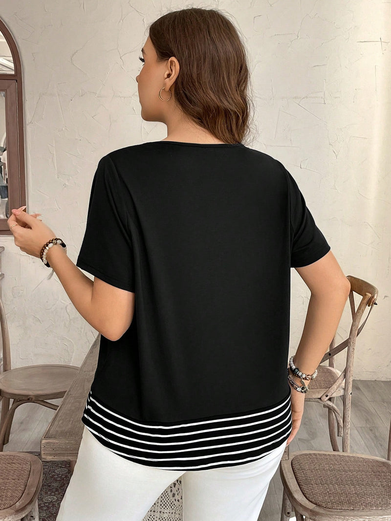 Camiseta Feminina com Decoro de Bolso em Contraste de Cor - Lívia. Plus Size