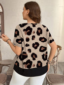 Camiseta Feminina com Decoro de Bolso em Contraste de Cor - Lívia. Plus Size