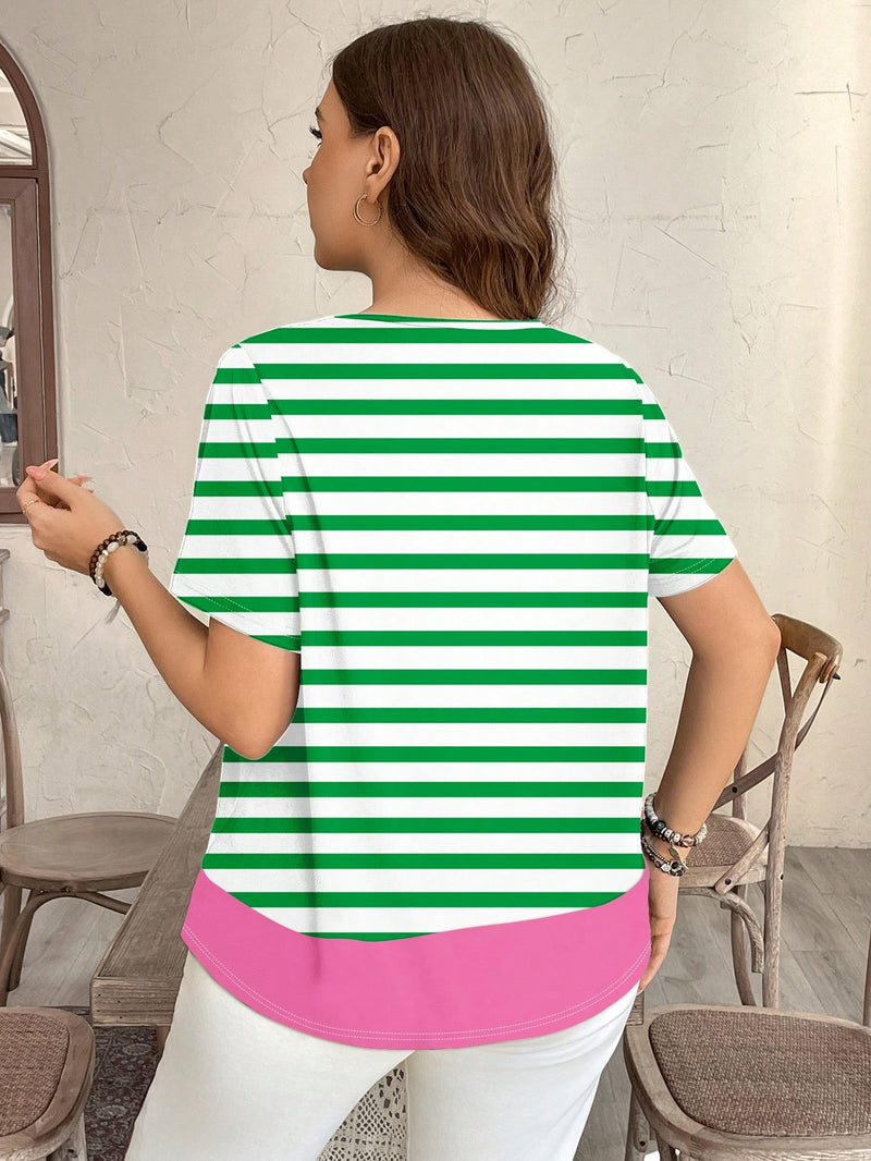 Camiseta Feminina com Decoro de Bolso em Contraste de Cor - Lívia. Plus Size