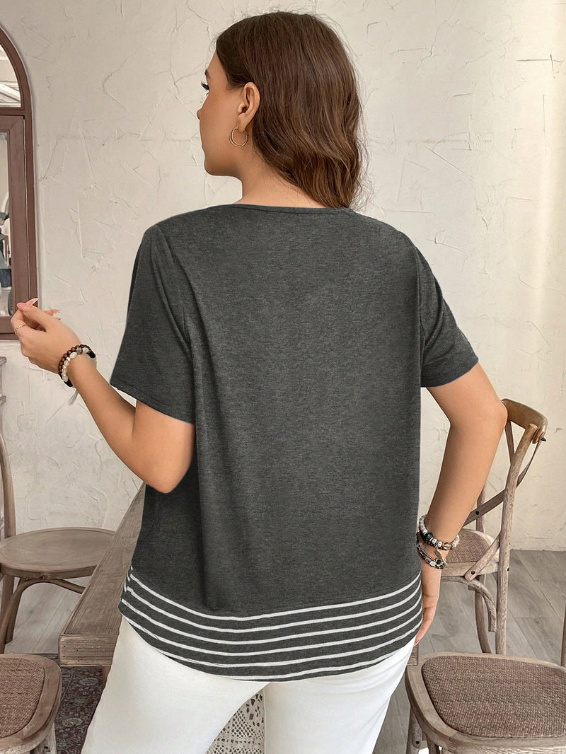 Camiseta Feminina com Decoro de Bolso em Contraste de Cor - Lívia. Plus Size