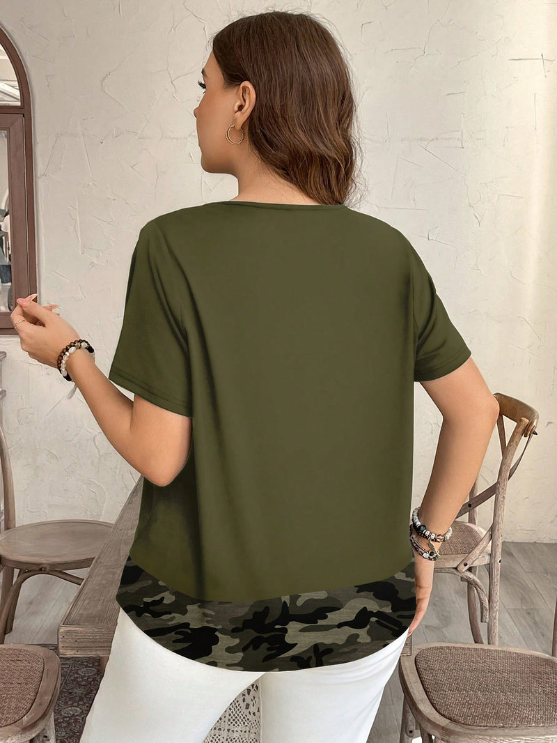 Camiseta Feminina com Decoro de Bolso em Contraste de Cor - Lívia. Plus Size