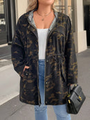 Casaco Feminino com Capuz e Amarração na Cintura – Milany. Plus Size