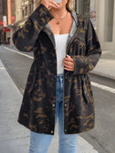 Casaco Feminino com Capuz e Amarração na Cintura – Milany. Plus Size