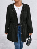 Casaco Feminino com Capuz e Amarração na Cintura – Milany. Plus Size