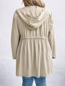 Casaco Feminino com Capuz e Amarração na Cintura – Milany. Plus Size