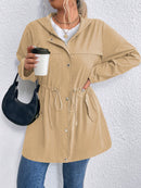 Casaco Feminino com Capuz e Amarração na Cintura – Milany. Plus Size