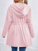 Casaco Feminino com Capuz e Amarração na Cintura – Milany. Plus Size