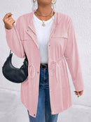 Casaco Feminino com Capuz e Amarração na Cintura – Milany. Plus Size