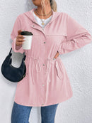 Casaco Feminino com Capuz e Amarração na Cintura – Milany. Plus Size