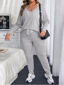 Conjunto Feminino com Decote em V e Detalhes em Barras e Calça Slim Fit - Melissa. Plus Size