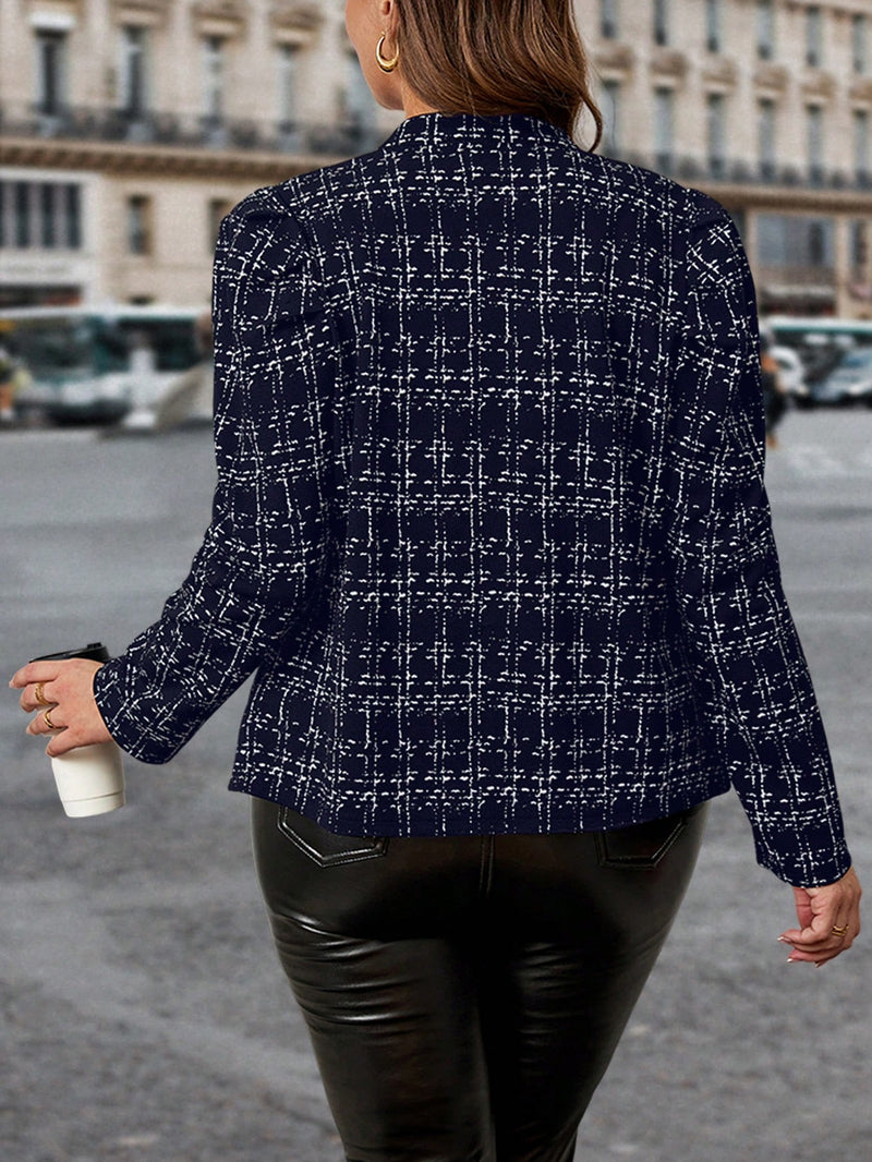 Jaqueta Feminina com Decoração de Botão Metálico - Yasmin. Plus Size