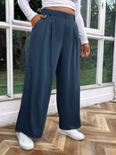 Calça feminina de cintura alta com pregas Iris. Plus Size