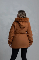 Jaqueta com capuz e forro peluciado Mily. Plus Size