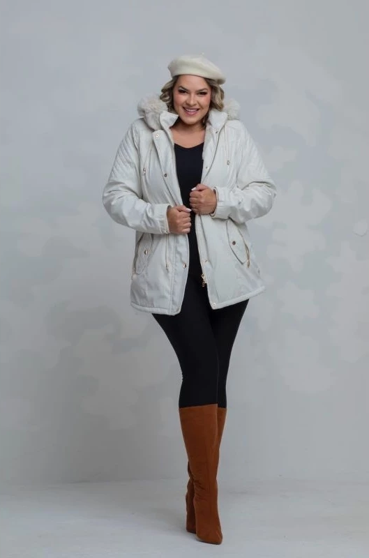 Jaqueta com capuz e forro peluciado Mily. Plus Size