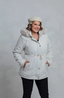 Jaqueta com capuz e forro peluciado Mily. Plus Size