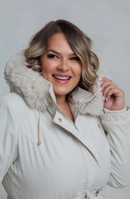 Jaqueta com capuz e forro peluciado Mily. Plus Size