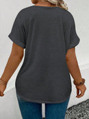 Blusa feminina com gola V e cores brilhantes Lucilda. Plus Size