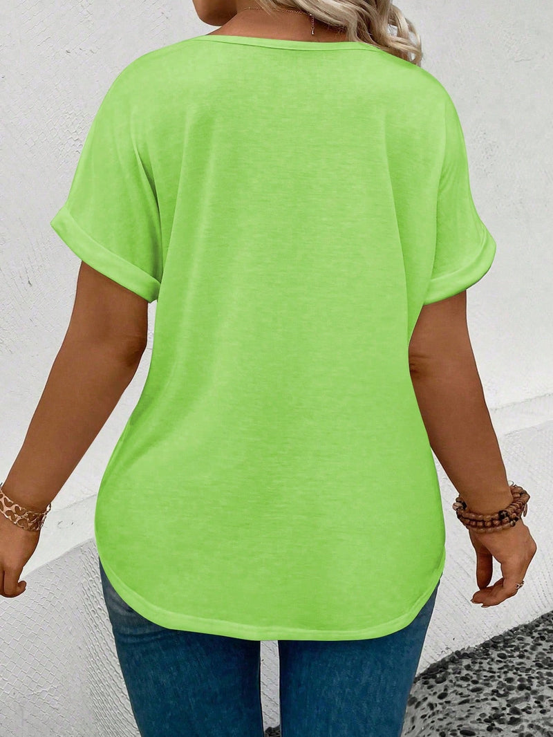 Blusa feminina com gola V e cores brilhantes Lucilda. Plus Size