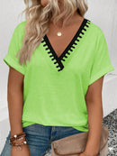 Blusa feminina com gola V e cores brilhantes Lucilda. Plus Size
