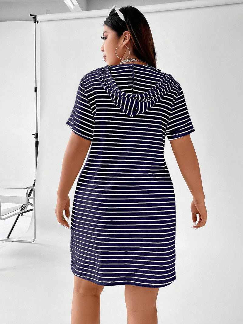 Vestido Feminino com Capuz Listrado Emily Plus Size