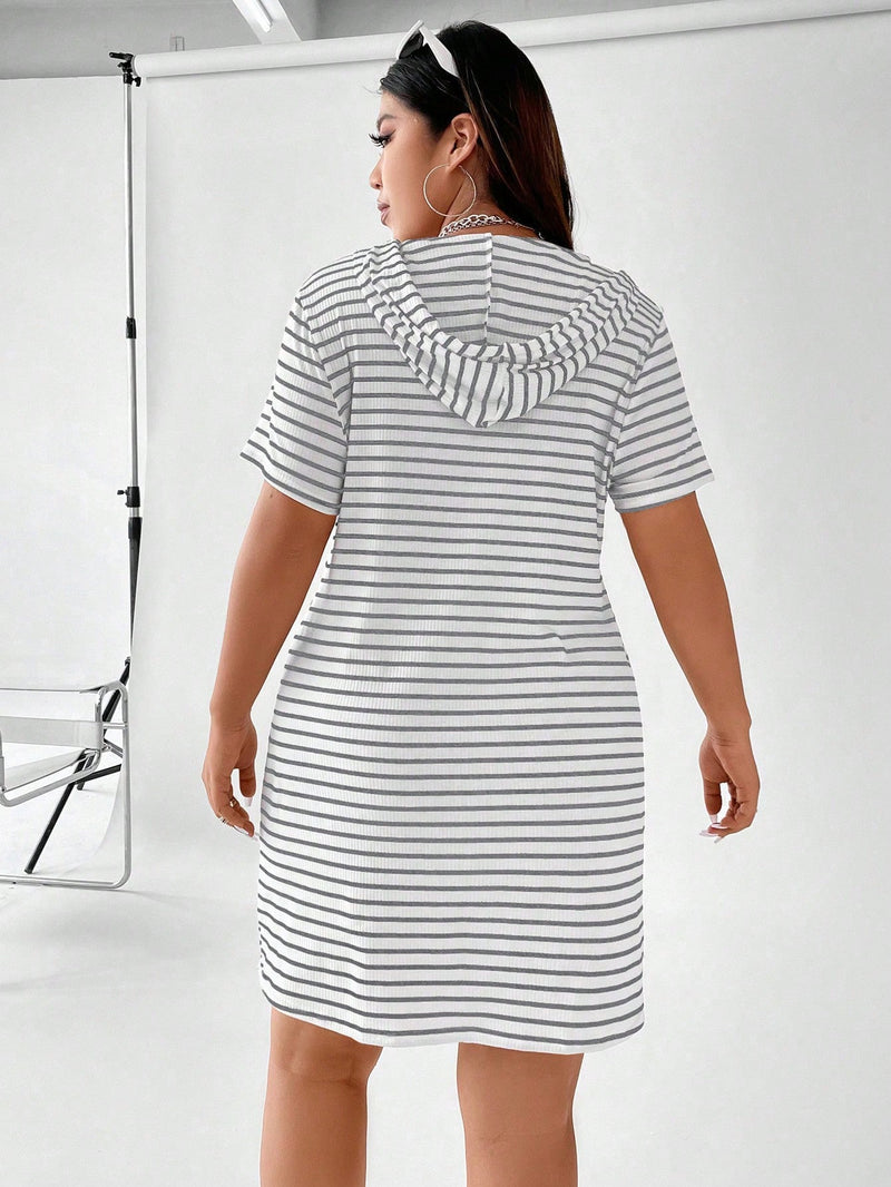 Vestido Feminino com Capuz Listrado Emily Plus Size