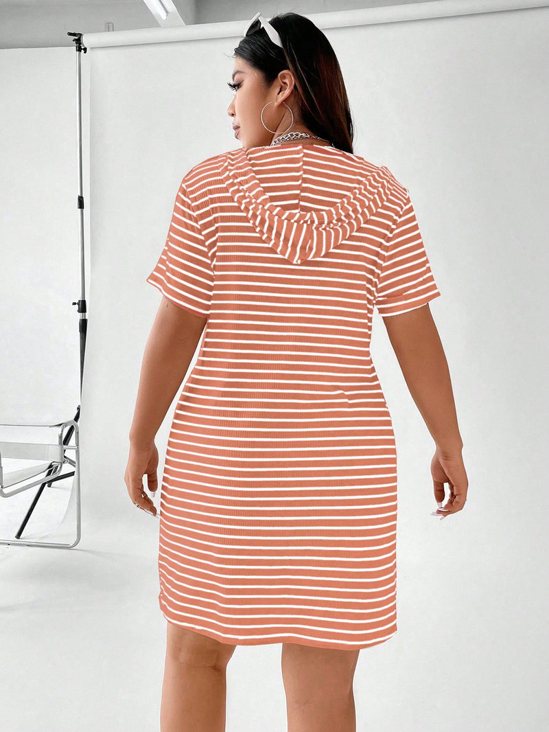 Vestido Feminino com Capuz Listrado Emily Plus Size