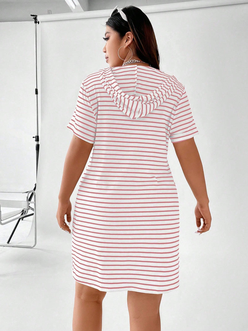 Vestido Feminino com Capuz Listrado Emily Plus Size